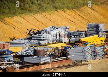 Magazzino di materiali da costruzione. Una base di costruzione, metallo, legno e blocchi con mattoni. Foto Stock