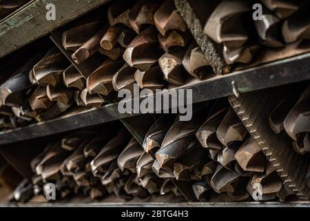 grandi punte di ferro arrugginite sul ripiano Foto Stock