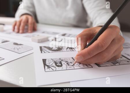 L'illustratore artista disegna una storyboard per il film. L'animatore crea schizzi per il cartone animato. Foto Stock