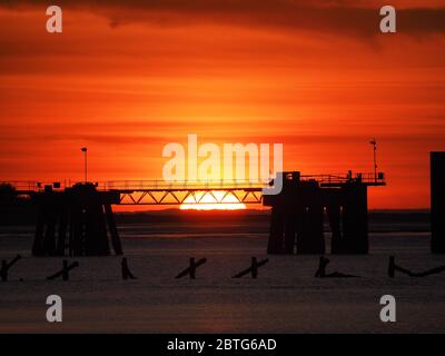 Sheerness, Kent, Regno Unito. 25 Maggio 2020. Regno Unito Meteo: Tramonto di stasera a Sheerness, Kent. Credit: James Bell/Alamy Live News Foto Stock