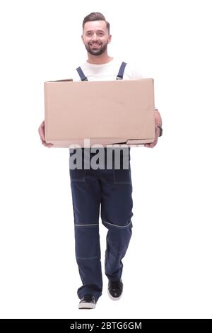 In piena crescita. uomo sorridente porta una grande scatola di cartone Foto Stock