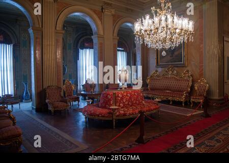 L'interno ornato del Palazzo Dolmabahce, Istanbul Foto Stock