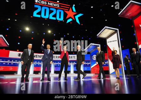 I sette candidati democratici si trovano sul palco all'inizio del dibattito democratico sulla CBS al Gaillard Center, febbraio 25 2020 a Charleston, Carolina del Sud. Da sinistra a destra si trovano Michael Bloomberg, Pete Buttigieg, Elizabeth Warren, Bernie Sanders, Joe Biden, Amy Klobuchar e Tom Steyer. Foto Stock