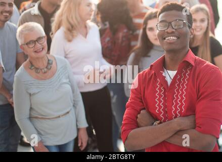 Gruppo di uomini d'affari multietnici che si trova nella lobby Foto Stock