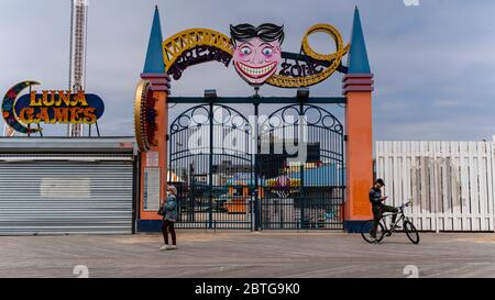 New York, New York, Stati Uniti. 25 Maggio 2020. New York, New York, Stati Uniti: La gente cammina dal Luna Park a Coney Island, Brooklyn, il giorno del Memorial Day durante l'epidemia di Coronavirus, Credit: Corine Sciboz/ZUMA Wire/Alamy Live News Foto Stock