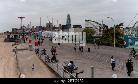 New York, New York, Stati Uniti. 25 Maggio 2020. New York, New York, Stati Uniti: La gente cammina lungo la passeggiata di Coney Island il giorno del Memorial Day durante l'epidemia di Coronavirus. Credit: Corine Sciboz/ZUMA Wire/Alamy Live News Foto Stock