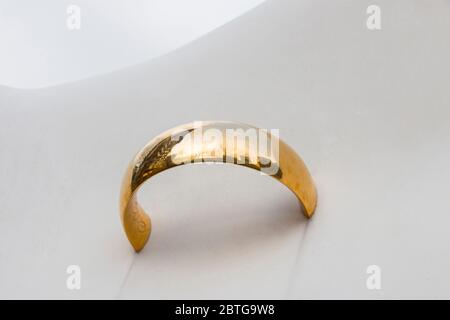 Scultura del piede e anello d'oro di Simon FUJIWARA, simbolo del matrimonio moderno 2015, presso l'ambasciata degli Stati Uniti a Nine Elms, Londra Foto Stock