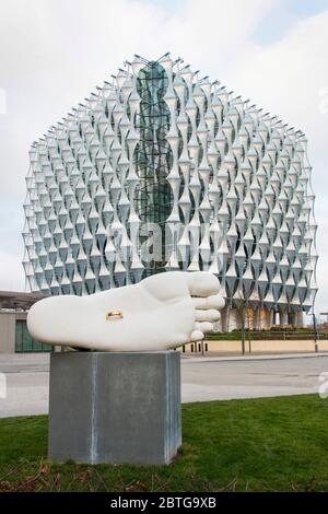 Scultura del piede e anello d'oro di Simon FUJIWARA, simbolo del matrimonio moderno 2015, presso l'ambasciata degli Stati Uniti a Nine Elms, Londra Foto Stock
