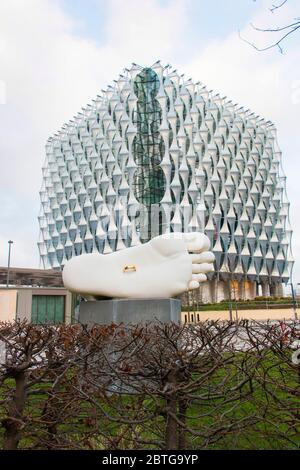 Scultura del piede e anello d'oro di Simon FUJIWARA, simbolo del matrimonio moderno 2015, presso l'ambasciata degli Stati Uniti a Nine Elms, Londra Foto Stock