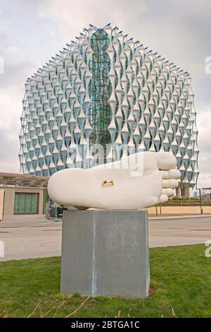 Scultura del piede e anello d'oro di Simon FUJIWARA, simbolo del matrimonio moderno 2015, presso l'ambasciata degli Stati Uniti a Nine Elms, Londra Foto Stock