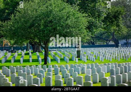 Le tombe dei veterani non sono adornate per il Memorial Day nel cimitero nazionale di Biloxi, il 23 maggio 2020, a Biloxi, Mississippi. Foto Stock