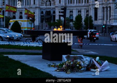 Madrid, Madrid, Spagna. 25 Maggio 2020. Vista generale del nuovo memoriale che rende omaggio alle vittime della malattia di COVID-19 a piazza Cibeles a Madrid il 18 maggio 2020 a Madrid, Spagna. Alcune parti della Spagna sono entrate nelle cosiddette transizioni ''fase uno'' o ''fase due'' dal suo blocco di coronavirus, consentendo la riapertura di molti negozi e ristoranti che servono clienti all'aperto. I luoghi più colpiti dal coronavirus (Covid-19), come Madrid e Barcellona, rimangono in una quarantena più rigida. Credit: Jack Abuin/ZUMA Wire/Alamy Live News Foto Stock