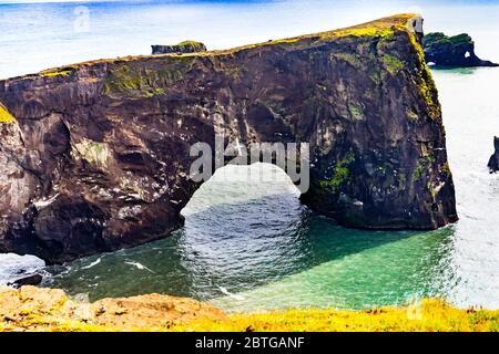 Arco di Dyrholaey con foro Reynisfjara Black Sand Beach South Shore Islanda. Foto Stock