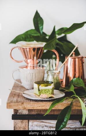 Cheesecake matcha verde e caffè nero in pentola di rame Foto Stock