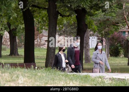 Belgrado, Serbia - 12 maggio 2020: Giovani che indossano maschere mentre camminano nella natura, nel parco pubblico della città Kalemegdan Foto Stock