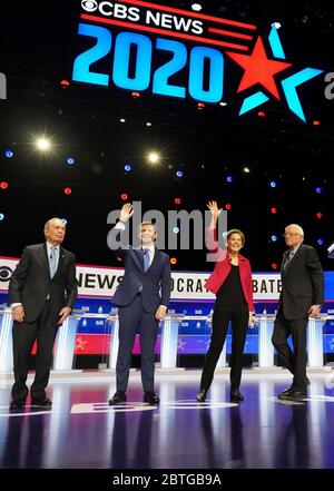 I candidati democratici si trovano sul palco all'inizio del dibattito democratico sulla CBS al Gaillard Center, febbraio 25 2020 a Charleston, Carolina del Sud. Da sinistra a destra si trovano Michael Bloomberg, Pete Buttigieg, Elizabeth Warren e Bernie Sanders. Foto Stock