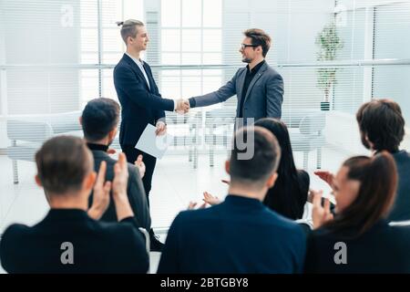 i colleghi di lavoro si incontrano con una stretta di mano Foto Stock