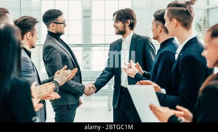 stretta di mano dei partner finanziari dopo una riunione di affari Foto Stock