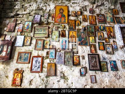 Chiesa in una grotta. È una chiesa cristiana greco ortodossa chiamata Analipsi (Ascensione) di Gesù Cristo, sul monte Iymettus, Atene, Grecia. Foto Stock