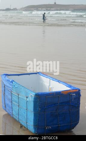 Un contenitore di pesce derelitto (utilizzato dai pescatori artigianali per tenere le loro catture a bordo delle loro barche) nella spiaggia di Yoff, Dakar, Senegal Foto Stock