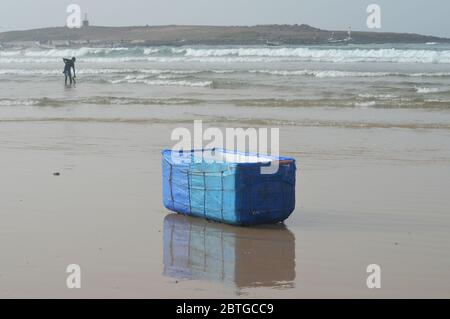 Un contenitore di pesce derelitto (utilizzato dai pescatori artigianali per tenere le loro catture a bordo delle loro barche) nella spiaggia di Yoff, Dakar, Senegal Foto Stock