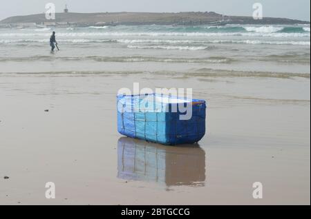 Un contenitore di pesce derelitto (utilizzato dai pescatori artigianali per tenere le loro catture a bordo delle loro barche) nella spiaggia di Yoff, Dakar, Senegal Foto Stock