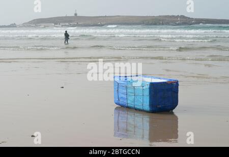 Un contenitore di pesce derelitto (utilizzato dai pescatori artigianali per tenere le loro catture a bordo delle loro barche) nella spiaggia di Yoff, Dakar, Senegal Foto Stock