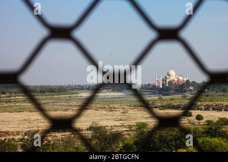 Vista del Taj Mahal dal reticolo jali ad Agra, Uttar Pradesh, India. Fu costruito nel 1632 dall'imperatore Shah Jahan come monumento per la sua seconda moglie Mumtaz Foto Stock