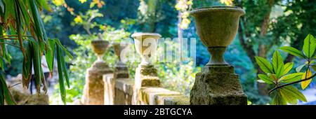 Antica pentola di cemento, vaso di cemento come decorazione in giardino. Foto Stock