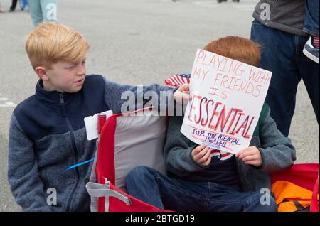 Point Pleasant, New Jersey, Stati Uniti. 25 Maggio 2020. I dimostranti vengono mostrati durante una protesta NJ riaperta a Point Pleasant Beach, New Jersey. La protesta e il rally si sono tenuti a chiedere che Gov. Murphy, D-NJ aprire le imprese non essenziali come la stagione estiva inizia a Jersey Shore.The stato riferito 16 nuovi decessi da coronavirus il Lunedi, come il numero di pazienti negli ospedali continua a diminuire, fino a 2,700 dal peek di più di 8,000. Ad oggi, 11,144 vite sono state perse credito: Brian Branch Price/ZUMA Wire/Alamy Live News Foto Stock