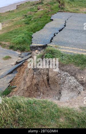 Fine della strada a Aldborough East Yorkshire Coast, erosione costiera Regno Unito Foto Stock