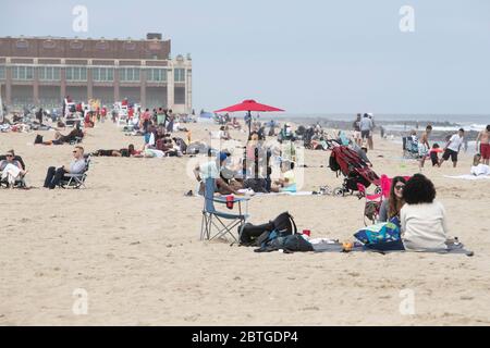 Asbury Park, New Jersey, Stati Uniti. 25 Maggio 2020. I bagnanti appaiono sulla spiaggia il Memorial Day ad Asbury Park, New Jersey. Gov. Phil Murphy, D-NJ ha annunciato la scorsa settimana le città che aprono le loro spiagge, passerelle e lakefronts devono rispettare le misure di distanza sociale e limitare la capacità, tra le altre regole, 'la Jersey Shore, dopo tutto, è dove si fanno i ricordi '', ha detto Murphy. Credit: Brian Branch Price/ZUMA Wire/Alamy Live News Foto Stock