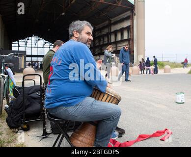 Asbury Park, New Jersey, Stati Uniti. 25 Maggio 2020. Un batterista batte sui tamburi africani lungo la passerella del Memorial Day ad Asbury Park, New Jersey. Gov. Phil Murphy, D-NJ ha annunciato la scorsa settimana le città che aprono le loro spiagge, passerelle e lakefronts devono rispettare le misure di distanza sociale e limitare la capacità, tra le altre regole, 'la Jersey Shore, dopo tutto, è dove si fanno i ricordi '', ha detto Murphy. Credit: Brian Branch Price/ZUMA Wire/Alamy Live News Foto Stock