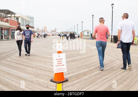 Asbury Park, New Jersey, Stati Uniti. 25 Maggio 2020. I pedoni appaiono sul lungomare il Memorial Day ad Asbury Park, New Jersey. Gov. Phil Murphy, D-NJ ha annunciato la scorsa settimana le città che aprono le loro spiagge, passerelle e lakefronts devono rispettare le misure di distanza sociale e limitare la capacità, tra le altre regole, 'la Jersey Shore, dopo tutto, è dove si fanno i ricordi '', ha detto Murphy. Credit: Brian Branch Price/ZUMA Wire/Alamy Live News Foto Stock