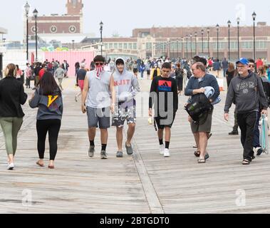 Asbury Park, New Jersey, Stati Uniti. 25 Maggio 2020. I pedoni appaiono sul lungomare il Memorial Day ad Asbury Park, New Jersey. Gov. Phil Murphy, D-NJ ha annunciato la scorsa settimana le città che aprono le loro spiagge, passerelle e lakefronts devono rispettare le misure di distanza sociale e limitare la capacità, tra le altre regole, 'la Jersey Shore, dopo tutto, è dove si fanno i ricordi '', ha detto Murphy. Credit: Brian Branch Price/ZUMA Wire/Alamy Live News Foto Stock