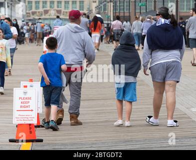 Asbury Park, New Jersey, Stati Uniti. 25 Maggio 2020. I pedoni appaiono sul lungomare il Memorial Day ad Asbury Park, New Jersey. Gov. Phil Murphy, D-NJ ha annunciato la scorsa settimana le città che aprono le loro spiagge, passerelle e lakefronts devono rispettare le misure di distanza sociale e limitare la capacità, tra le altre regole, 'la Jersey Shore, dopo tutto, è dove si fanno i ricordi '', ha detto Murphy. Credit: Brian Branch Price/ZUMA Wire/Alamy Live News Foto Stock