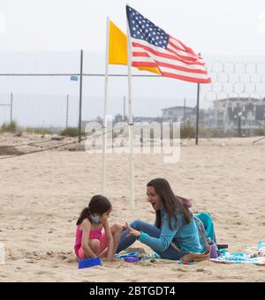 Asbury Park, New Jersey, Stati Uniti. 25 Maggio 2020. I bagnanti appaiono sulla spiaggia il Memorial Day ad Asbury Park, New Jersey. Gov. Phil Murphy, D-NJ ha annunciato la scorsa settimana le città che aprono le loro spiagge, passerelle e lakefronts devono rispettare le misure di distanza sociale e limitare la capacità, tra le altre regole, 'la Jersey Shore, dopo tutto, è dove si fanno i ricordi '', ha detto Murphy. Credit: Brian Branch Price/ZUMA Wire/Alamy Live News Foto Stock