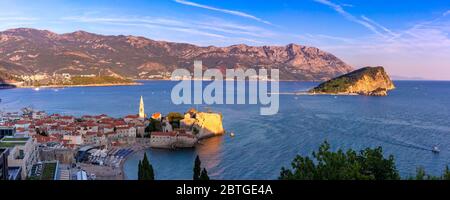 Vista panoramica sulla città vecchia di Budva, città montenegrina, sul mare Adriatico al tramonto, Montenegro Foto Stock