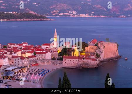 Vista aerea di San Ivan e chiese della Santissima Trinità nella città vecchia di Budva montenegrina sul mare Adriatico al tramonto, Montenegro Foto Stock