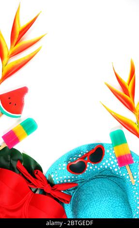 Resort vacanze estive a tema con cappello, gelati, costume da bagno, occhiali da sole, foglie tropicali e fiori. Moderno ed elegante layout creativo con Foto Stock