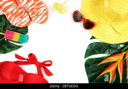 Resort vacanze estive a tema con cappello, gelati, costume da bagno, occhiali da sole, foglie tropicali e fiori in colori luminosi. Moderno ed elegante Foto Stock
