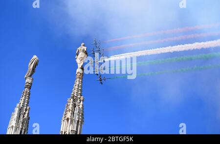 (200525) -- MILANO (ITALIA), 25 maggio 2020 (Xinhua) -- la squadra acrobatica italiana delle frecce Tricolori si esibisce su Milano il 25 maggio 2020. La squadra acrobatica italiana di Frecce Tricolori ha iniziato lunedì una serie di voli in tutta Italia per il 74a anniversario della Giornata della Repubblica e come segno di unità e solidarietà. Nelle ultime 24 ore in Italia sono morti altri 92 pazienti del COVID-19, portando il numero di vittime del paese a 32,877 su 230,158 casi di infezione, ha dichiarato lunedì il Dipartimento della protezione civile. (Tangla) Foto Stock