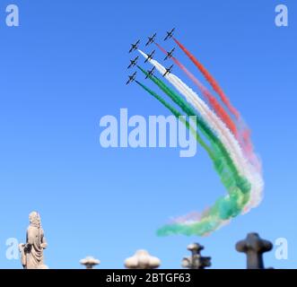 (200525) -- MILANO (ITALIA), 25 maggio 2020 (Xinhua) -- la squadra acrobatica italiana delle frecce Tricolori si esibisce su Milano il 25 maggio 2020. La squadra acrobatica italiana di Frecce Tricolori ha iniziato lunedì una serie di voli in tutta Italia per il 74a anniversario della Giornata della Repubblica e come segno di unità e solidarietà. Nelle ultime 24 ore in Italia sono morti altri 92 pazienti del COVID-19, portando il numero di vittime del paese a 32,877 su 230,158 casi di infezione, ha dichiarato lunedì il Dipartimento della protezione civile. (Tangla) Foto Stock