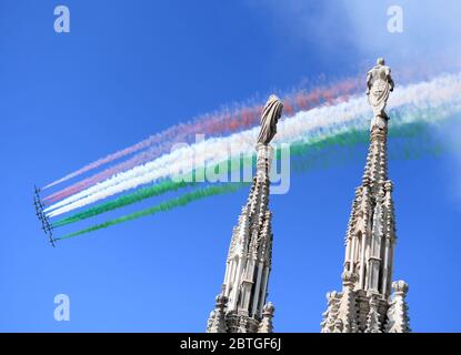 (200525) -- MILANO (ITALIA), 25 maggio 2020 (Xinhua) -- la squadra acrobatica italiana delle frecce Tricolori si esibisce su Milano il 25 maggio 2020. La squadra acrobatica italiana di Frecce Tricolori ha iniziato lunedì una serie di voli in tutta Italia per il 74a anniversario della Giornata della Repubblica e come segno di unità e solidarietà. Nelle ultime 24 ore in Italia sono morti altri 92 pazienti del COVID-19, portando il numero di vittime del paese a 32,877 su 230,158 casi di infezione, ha dichiarato lunedì il Dipartimento della protezione civile. (Tangla) Foto Stock