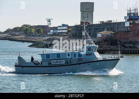 Il Royal Navy Inshore survey lancia HMS Magpie (H130) tornando a Portsmouth Harbour, UK, il pomeriggio di domenica 24 maggio 2020, dopo aver effettuato indagini sugli ancoraggi nel Solent. Foto Stock