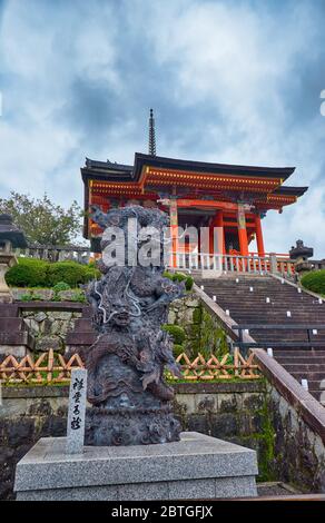 KYOTO, GIAPPONE - 18 OTTOBRE 2019: La statua del drago blu, o Seiryuu di fronte alla porta ovest del tempio Kiyomizu-dera. Seiryuu è onorato come inca Foto Stock