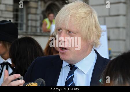 Boris Johnson attuale primo Ministro è stato Londra maggiore e il Ministro degli Esteri prima di utilizzare per godersi il giro di Londra e strofinare le spalle con quelli nel settore della Moda . Foto Stock