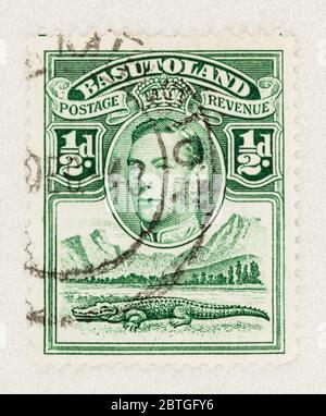SEATTLE WASHINGTON - 23 maggio 2020: Francobollo verde del 1938 Basutoland con coccodrillo del Nilo sul fiume e ritratto di Re Giorgio VI. Scott BA 18 Foto Stock