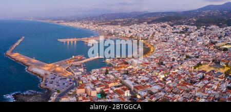 Vista aerea della città di Rethymno nel tardo pomeriggio a Creta, Grecia Foto Stock
