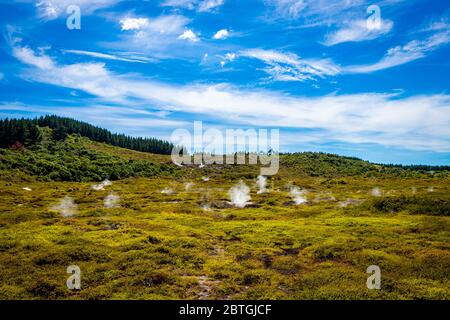 Fumarole in Craters del parco della Luna vicino Taupo, Nuova Zelanda in una giornata di sole Foto Stock
